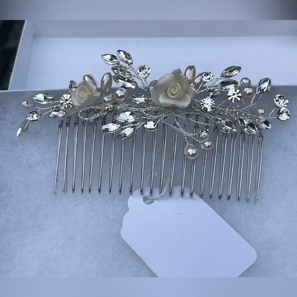 NWT. Silver hair comb with mini pearls and cubic zirconia from David’s Bridal - Picture 1 of 3